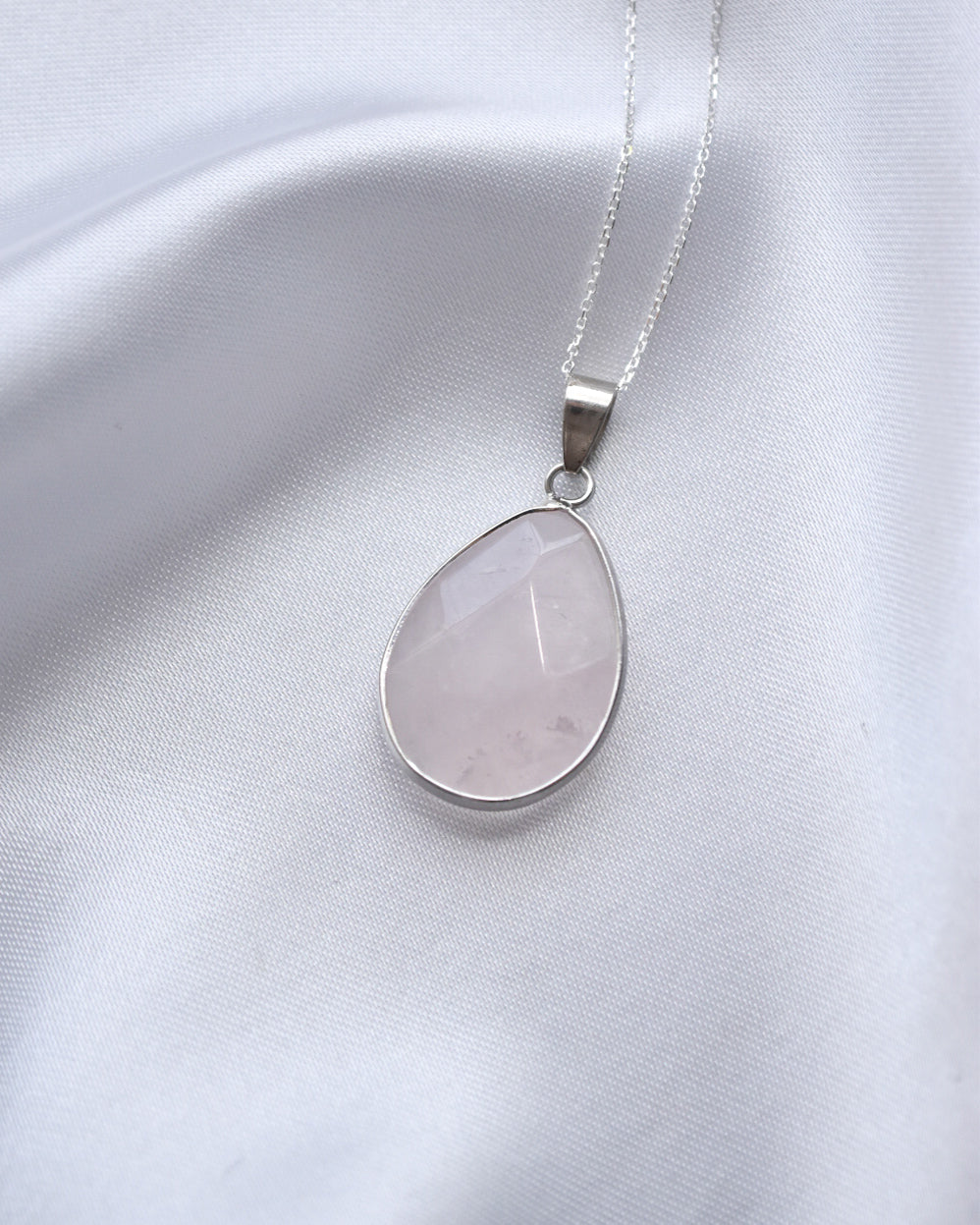 Collar de Cuarzo Rosado – Colgante Gota Facetada