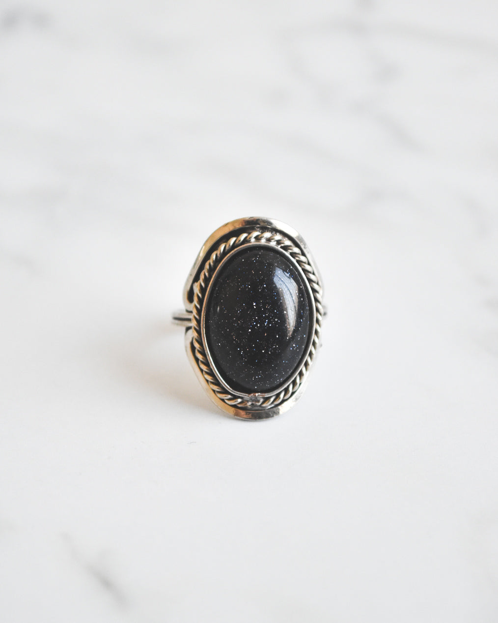 Anillo de Alpaca Ajustable con Lluvia de Estrellas – Protección y Magia Interior