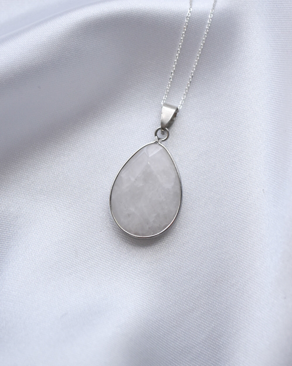 Collar de Cuarzo Blanco – Colgante Gota Facetada