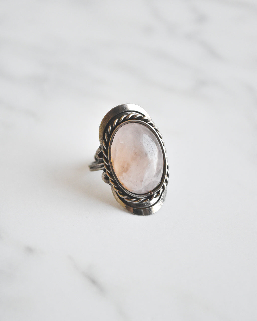 Anillo de Alpaca Ajustable con Cuarzo Rosado – Amor Propio y Calma Emocional