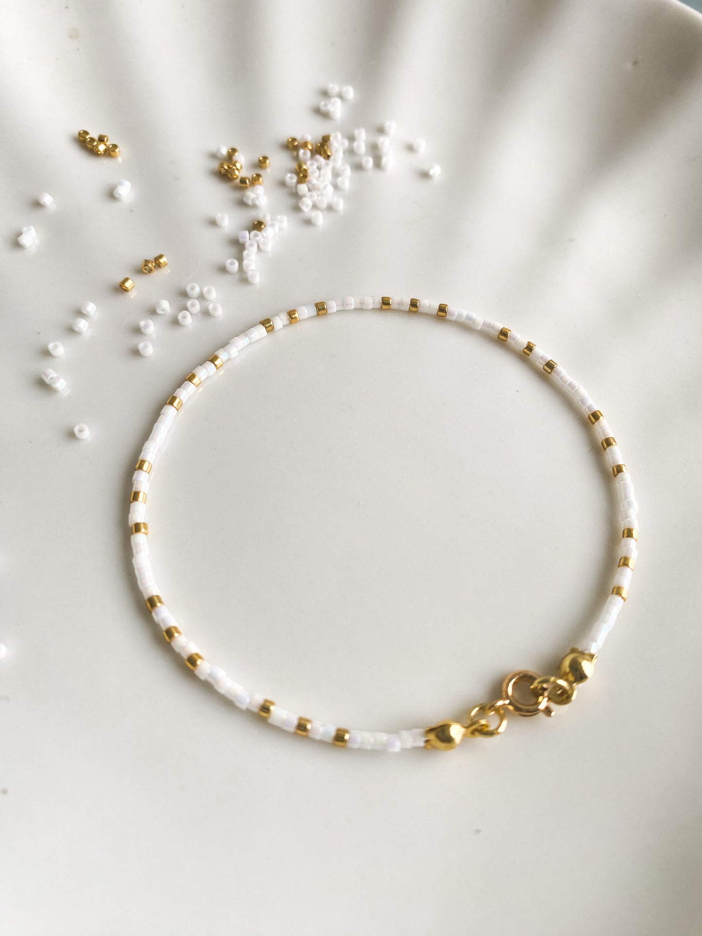 Pulsera de Miyukis Blancos y Dorados – Elegancia Minimalista