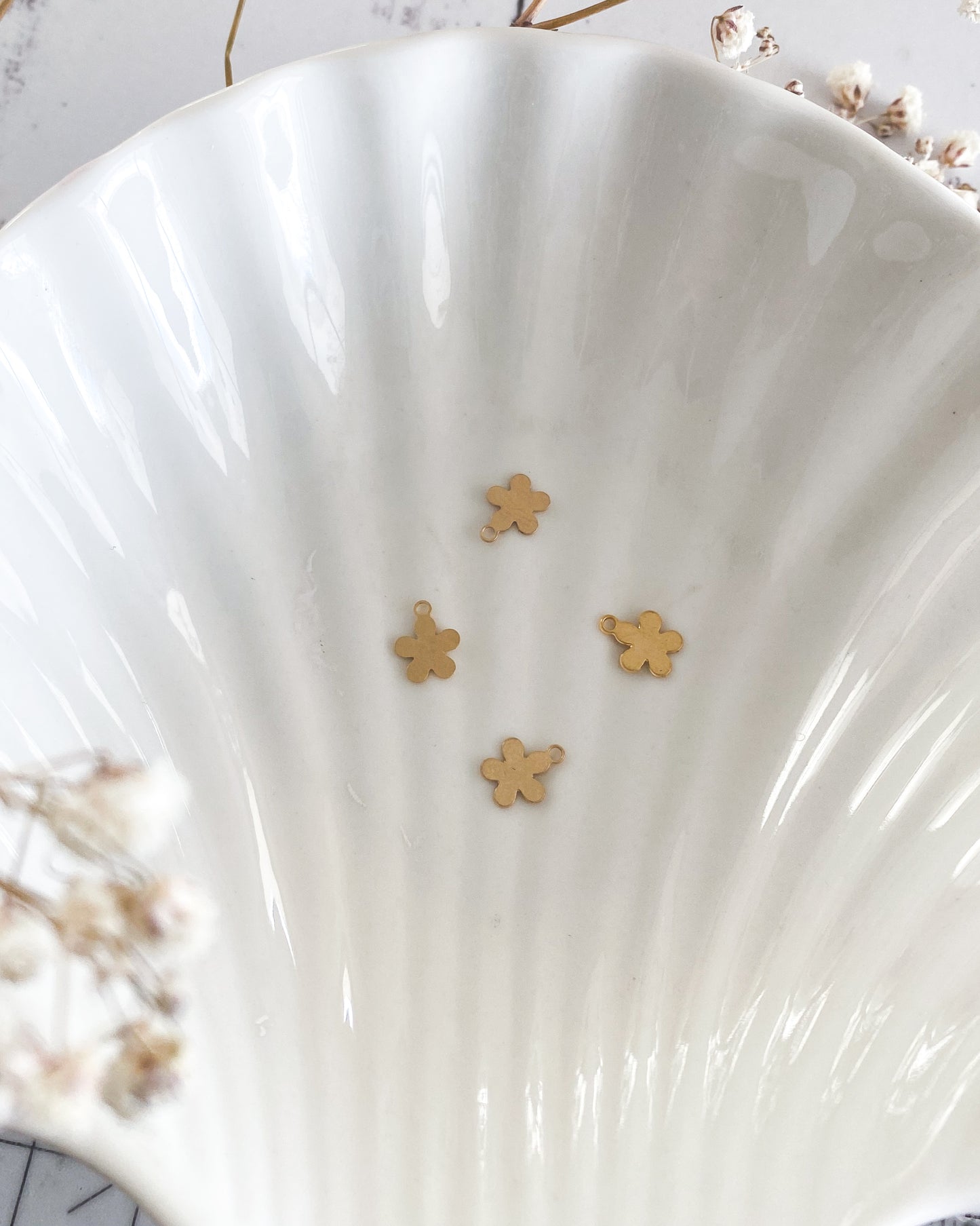 Dije de Flor Bañado en Oro