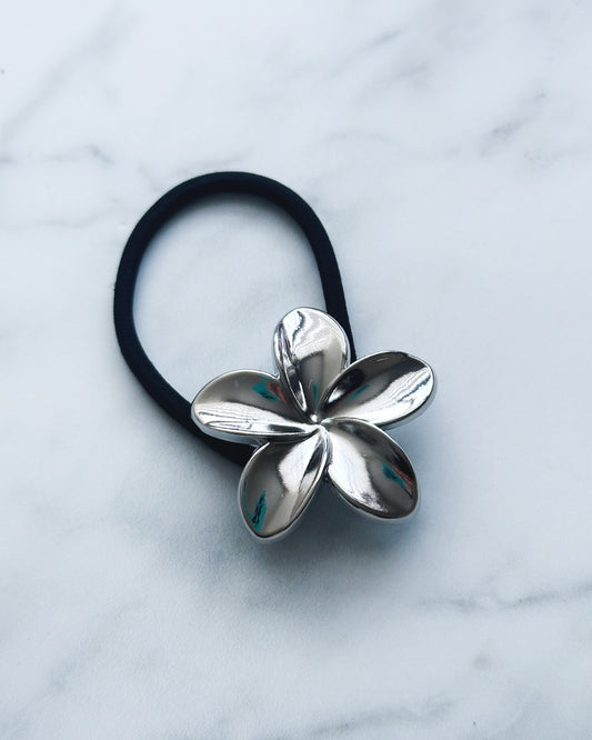 Colet con dije de flor hawaiana