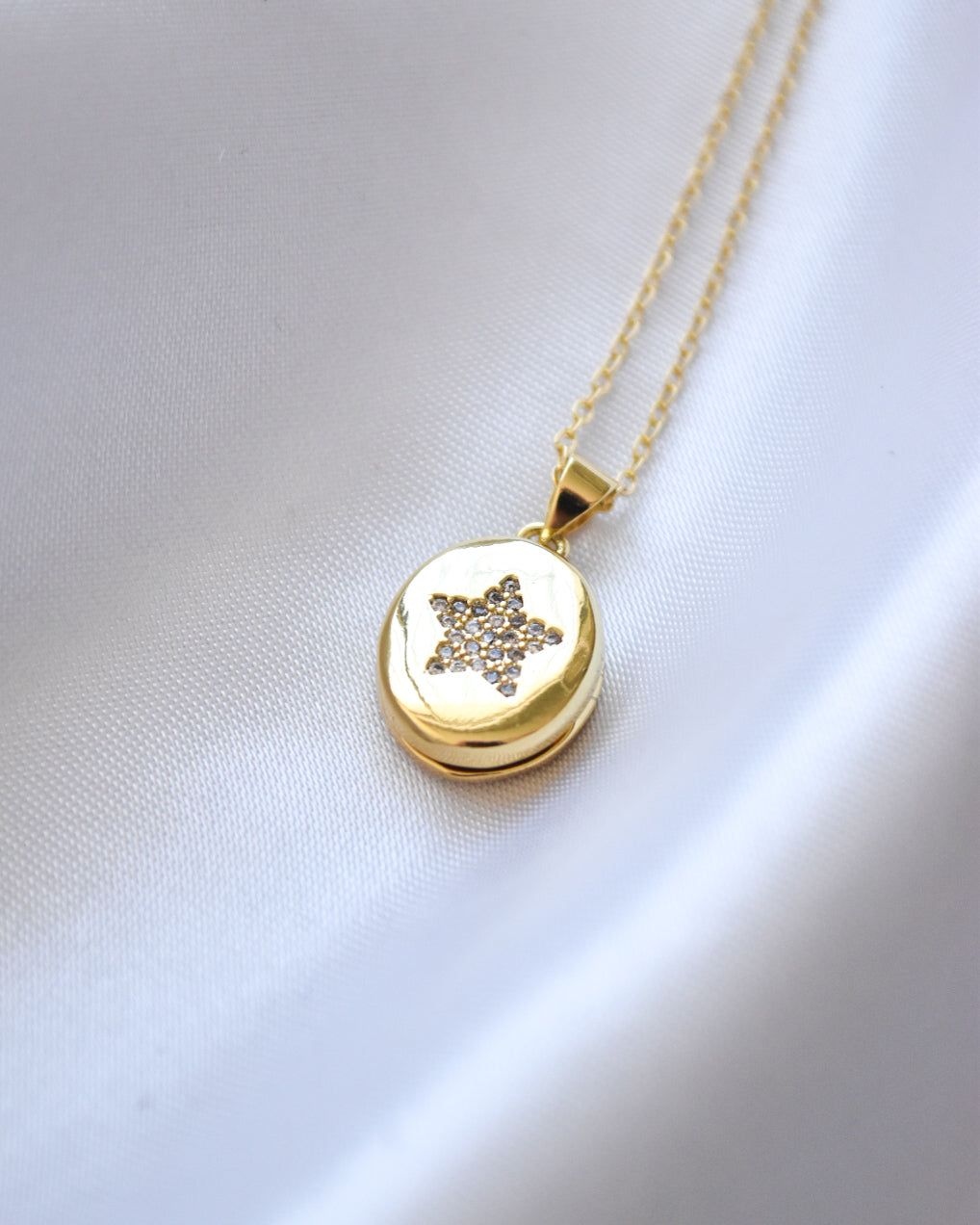 Relicario Ovalado Estrella en Circones Bañado en Oro