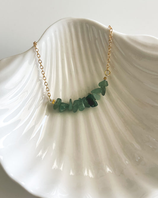 Pulsera con Jade Natural y Cadena Bañada en Oro