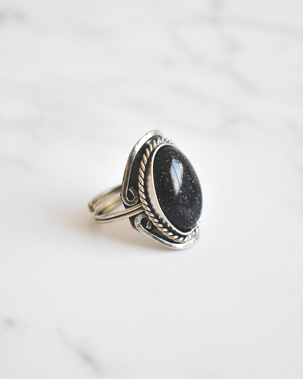 Anillo de Alpaca Ajustable con Lluvia de Estrellas – Protección y Magia Interior