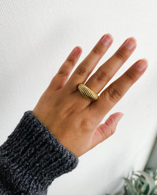Anillo Chunky Ranurado Bañado en Oro – Diseño Elegante y Sofisticado
