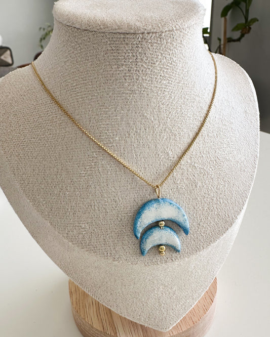 Collar Doble Luna Artesanal – Arcilla Pintada a Mano y Cadena Bañada en Oro