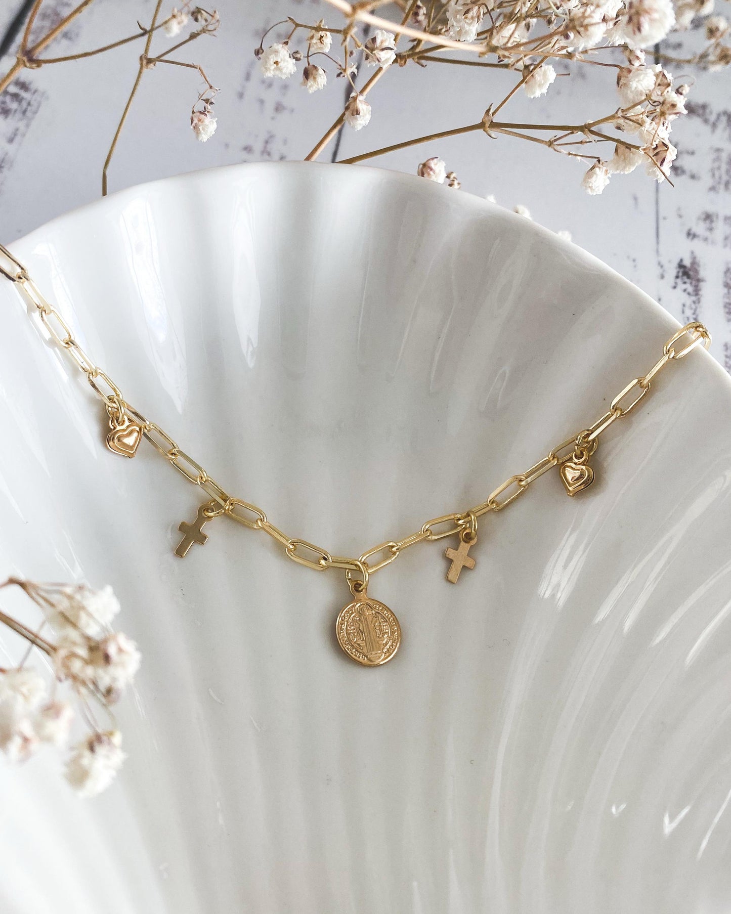 Collar San Benito con Cruces y Corazones – Baño en Oro