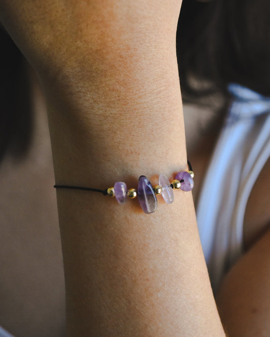 Pulsera de Protección con Amatistas y Mostacillas Doradas