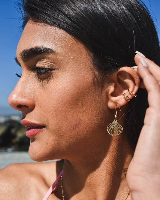 Aros Colgantes Ostra Abstracta Bañados en Oro