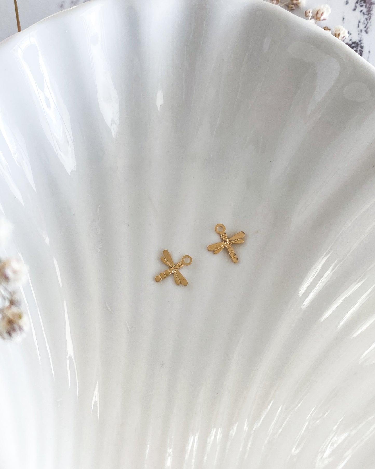 Dije de Libelula Bañado en Oro