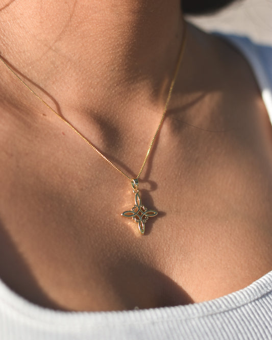 Collar Nudo de Bruja en Baño de Oro