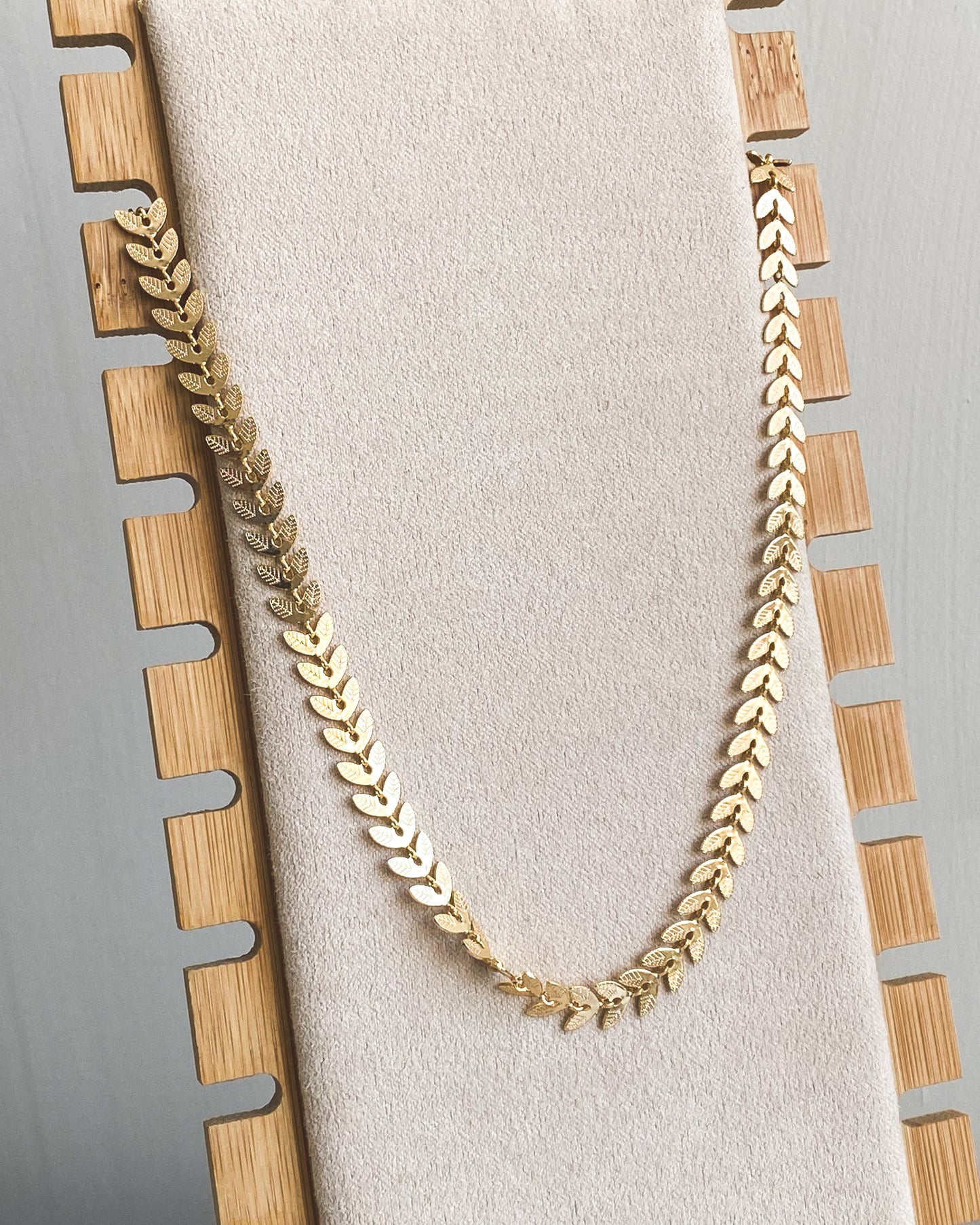 Collar de Eslabones en Forma de Hojas Bañado en Oro – Elegancia Natural