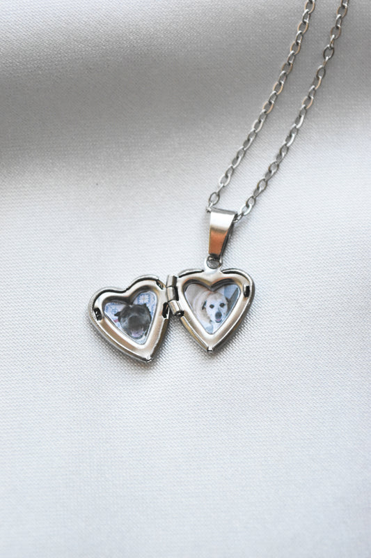 Mini relicario corazón ornamental en acero plateado