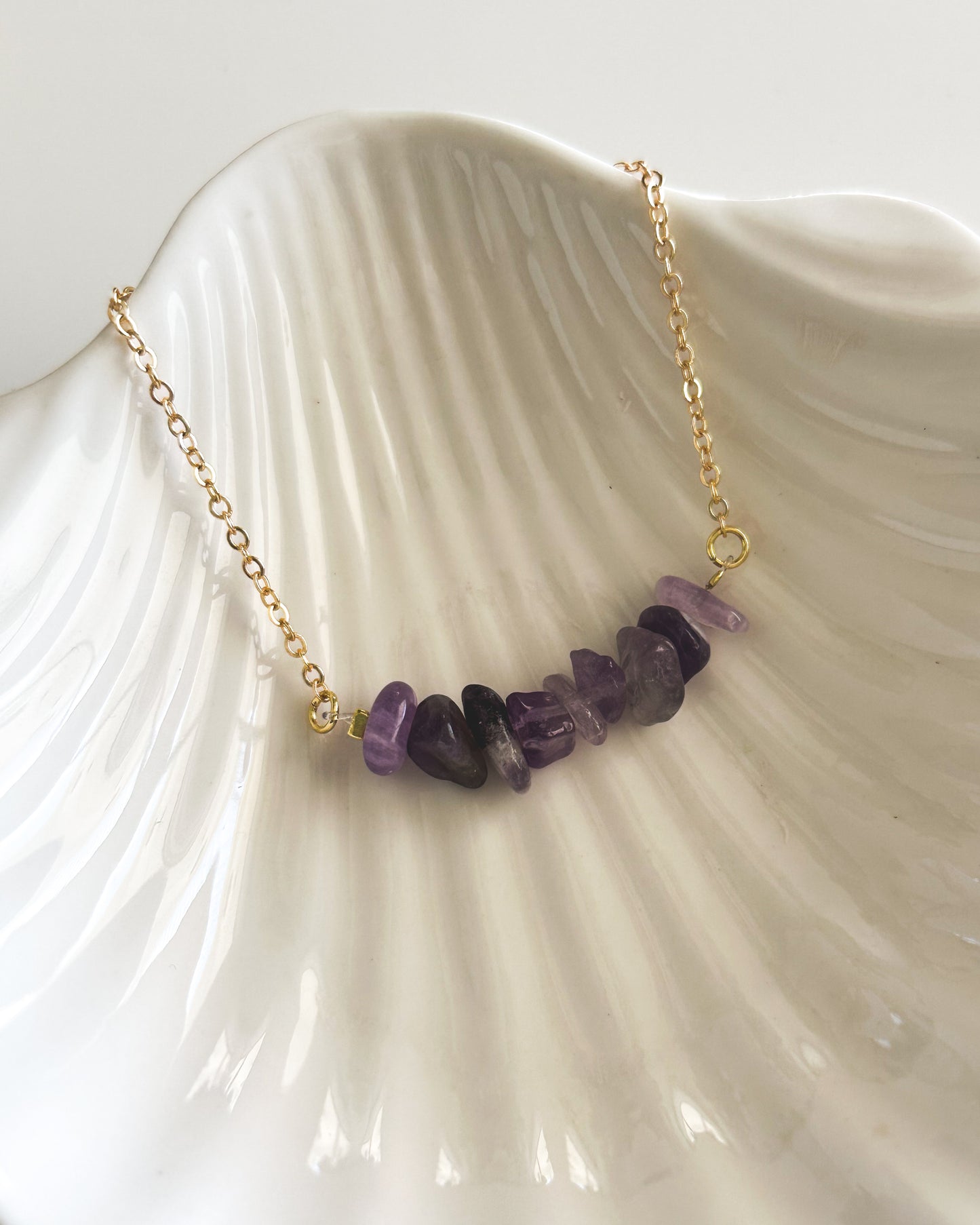 Pulsera con Amatista Natural y Cadena Bañada en Oro