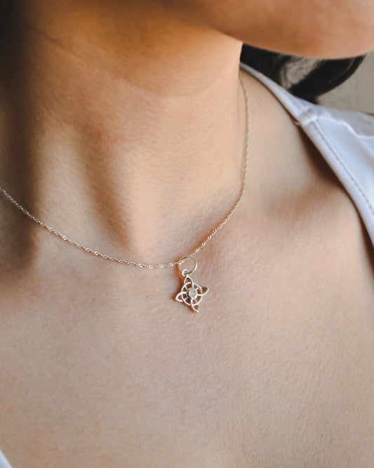 Collar Nudo de Bruja y Piedra Luna Plata 925