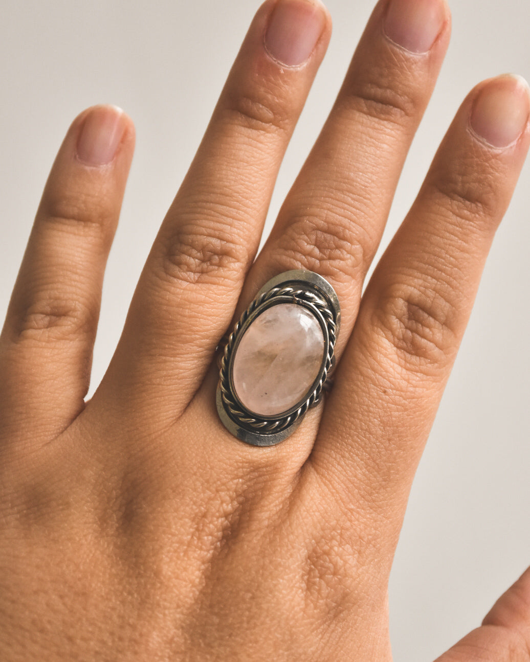 Anillo de Alpaca Ajustable con Cuarzo Rosado – Amor Propio y Calma Emocional