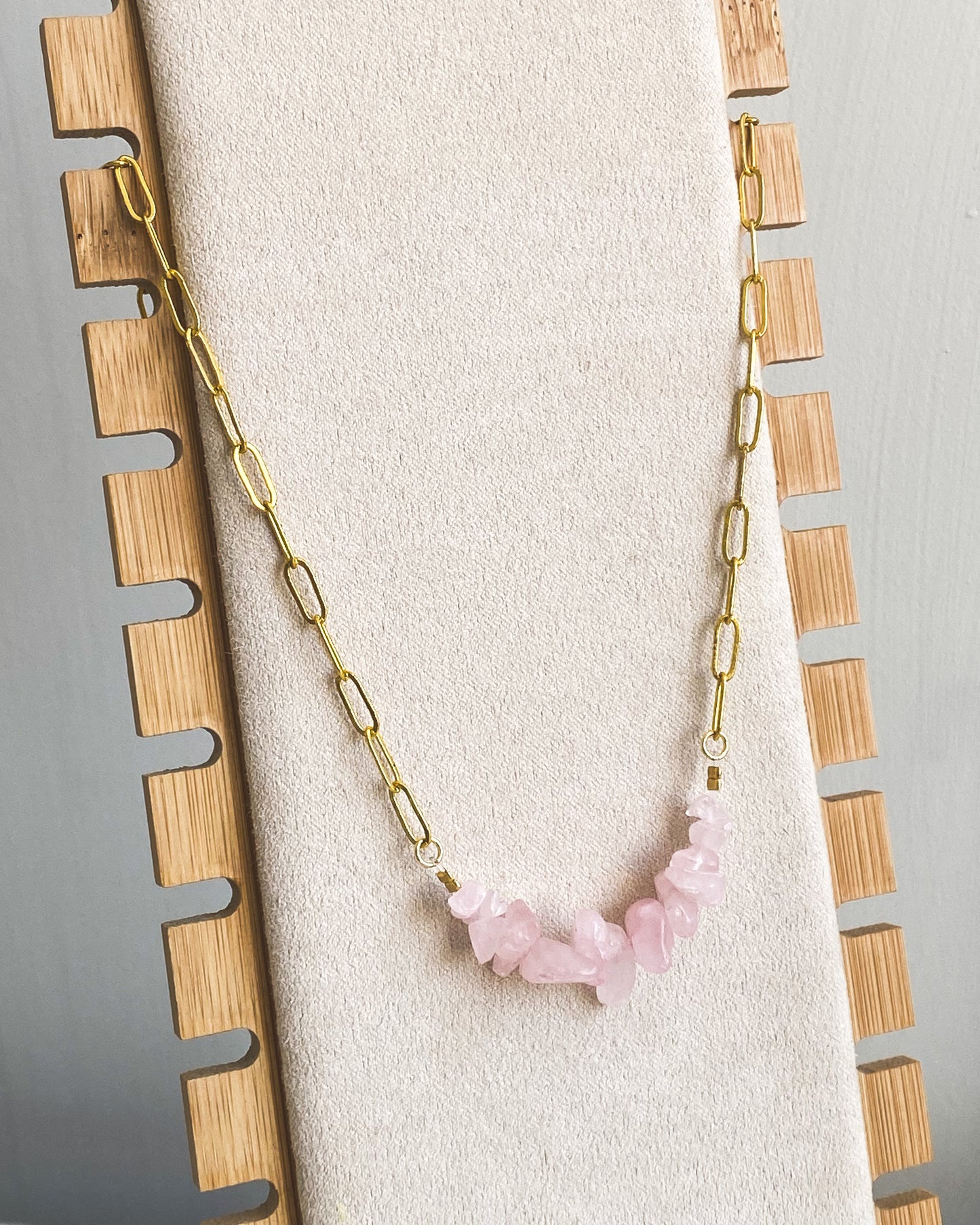 Collar de Cuarzo Rosa con Cadena Bañada en Oro – Amor y Armonía