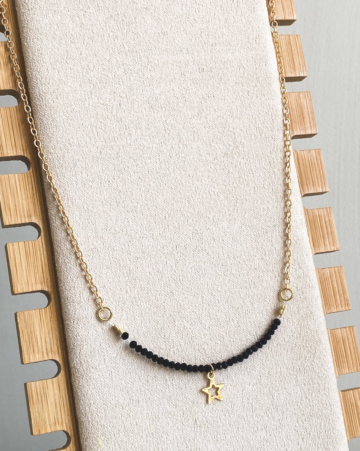 Collar de Cristales Negros con Estrella y Cadena Bañada en Oro – Elegancia y Protección