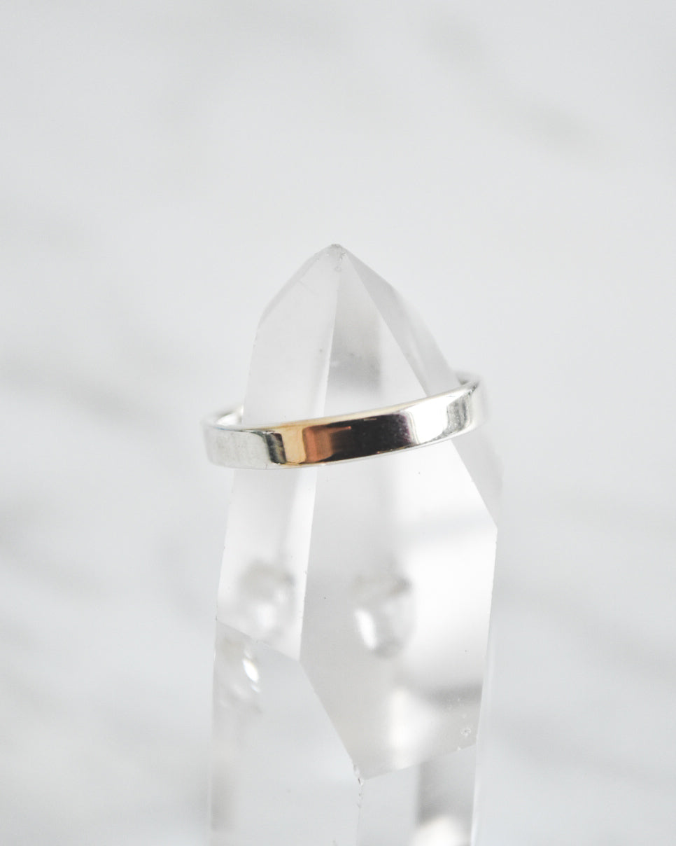 Anillo Banda Esencial – Plata 925 tailandesa