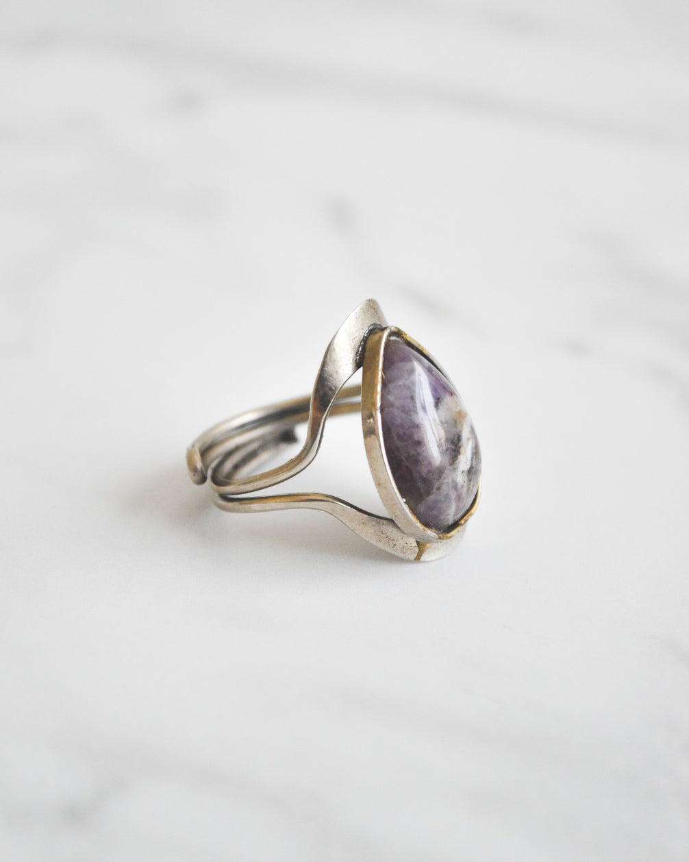 Anillo de Alpaca con Amatista – Hecho a Mano | Calma y Claridad Mental