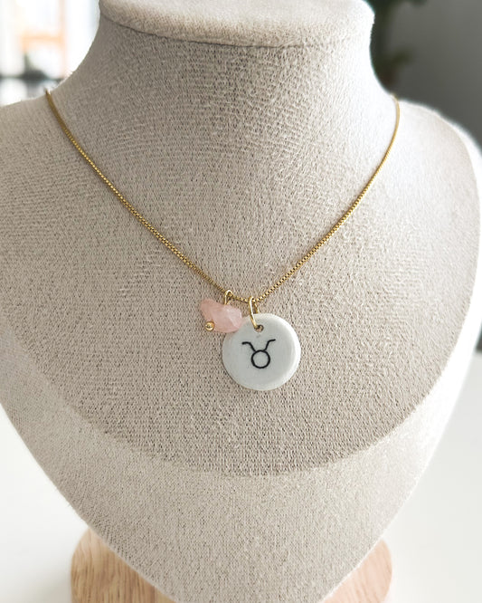 Collar Tauro Artesanal con Cuarzo Rosa – Hecho a Mano con Arcilla y Cadena Bañada en Oro