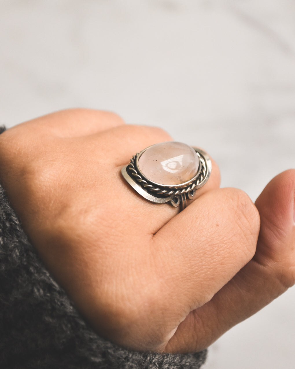 Anillo de Alpaca Ajustable con Cuarzo Rosado – Amor Propio y Calma Emocional