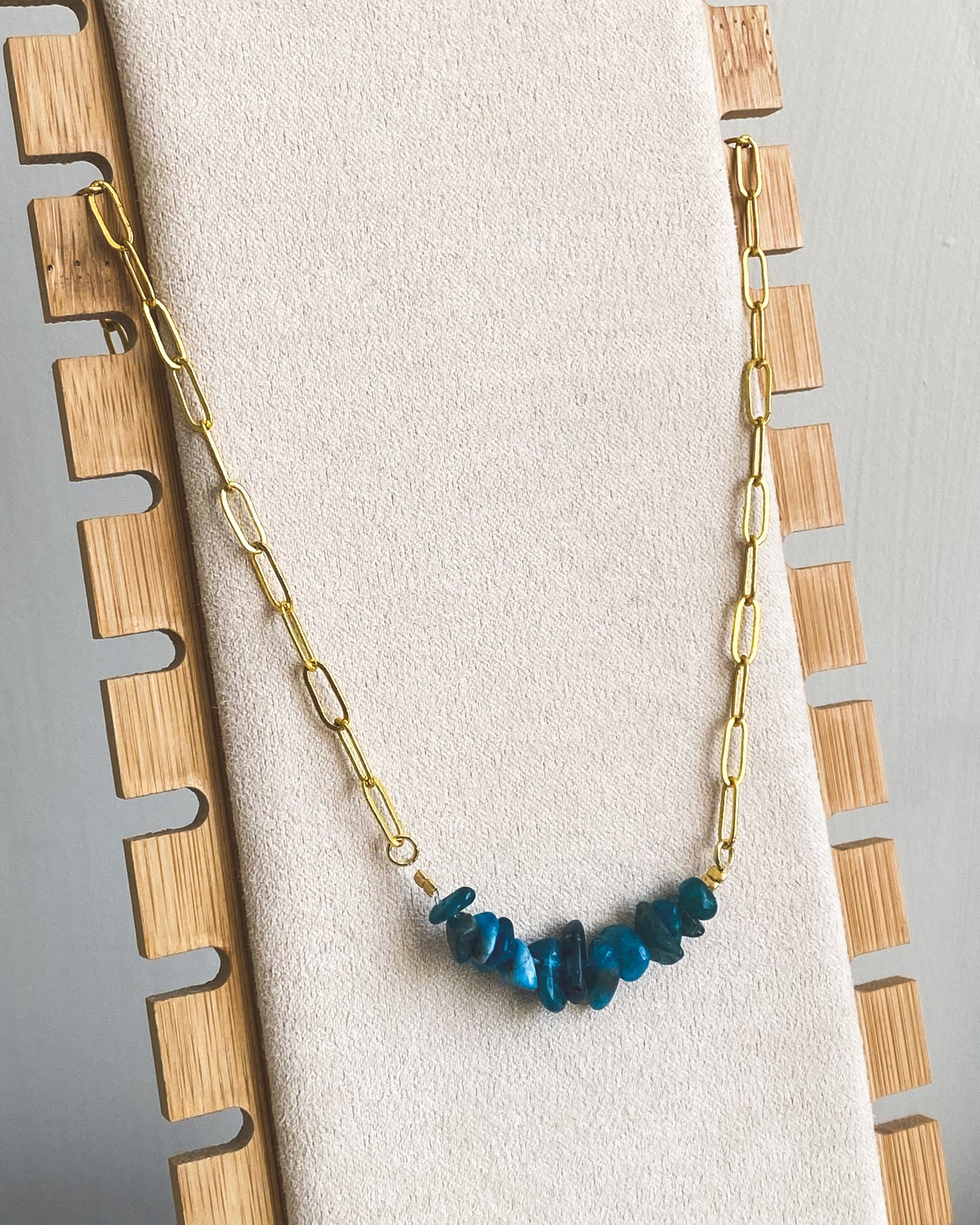 Collar de Ágata Azul con Cadena Bañada en Oro – Serenidad y Comunicación