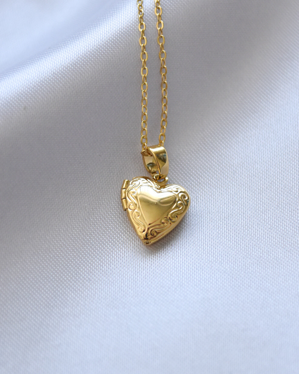 Mini Relicario Corazón Ornamental Bañado en Oro