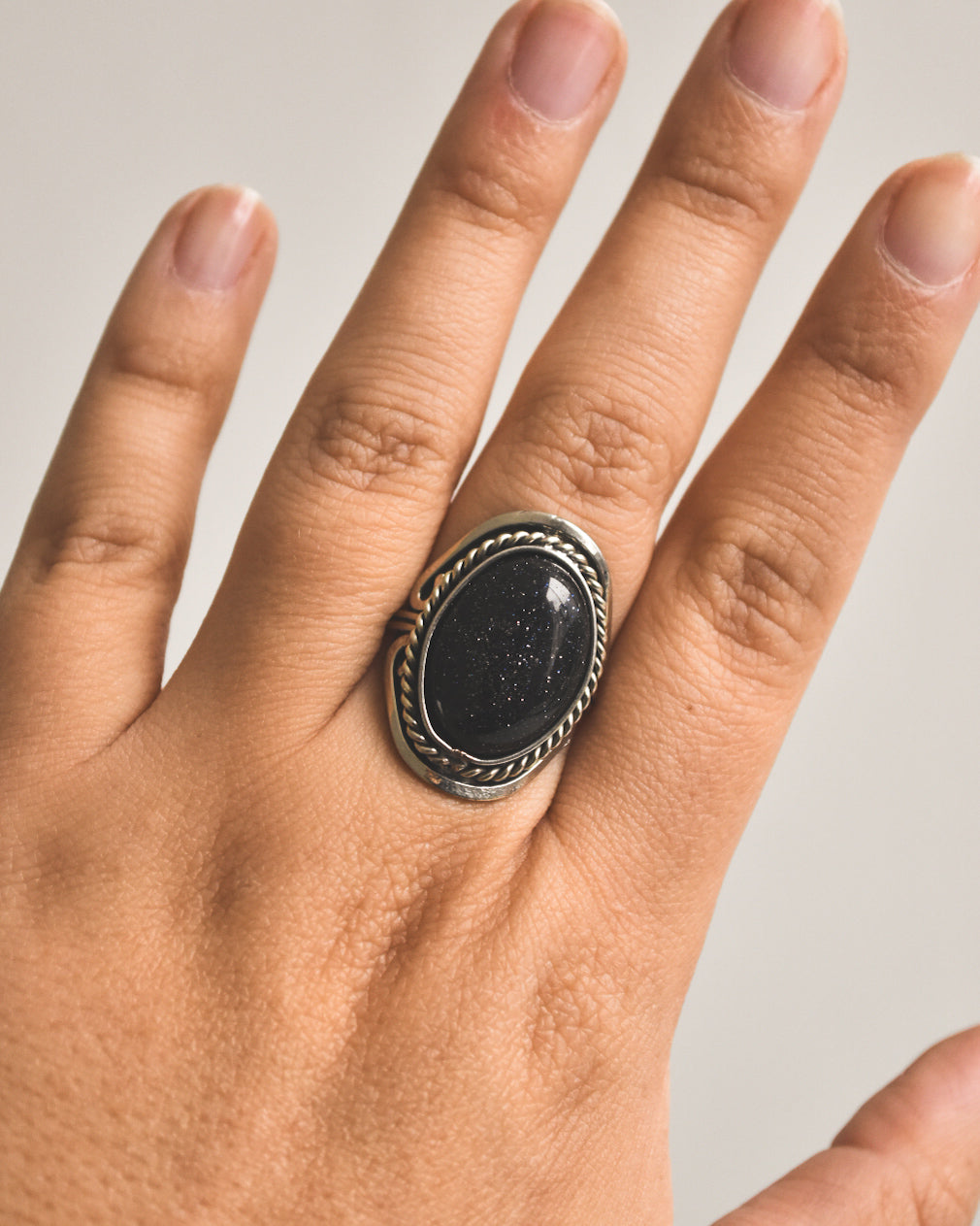 Anillo de Alpaca Ajustable con Lluvia de Estrellas – Protección y Magia Interior