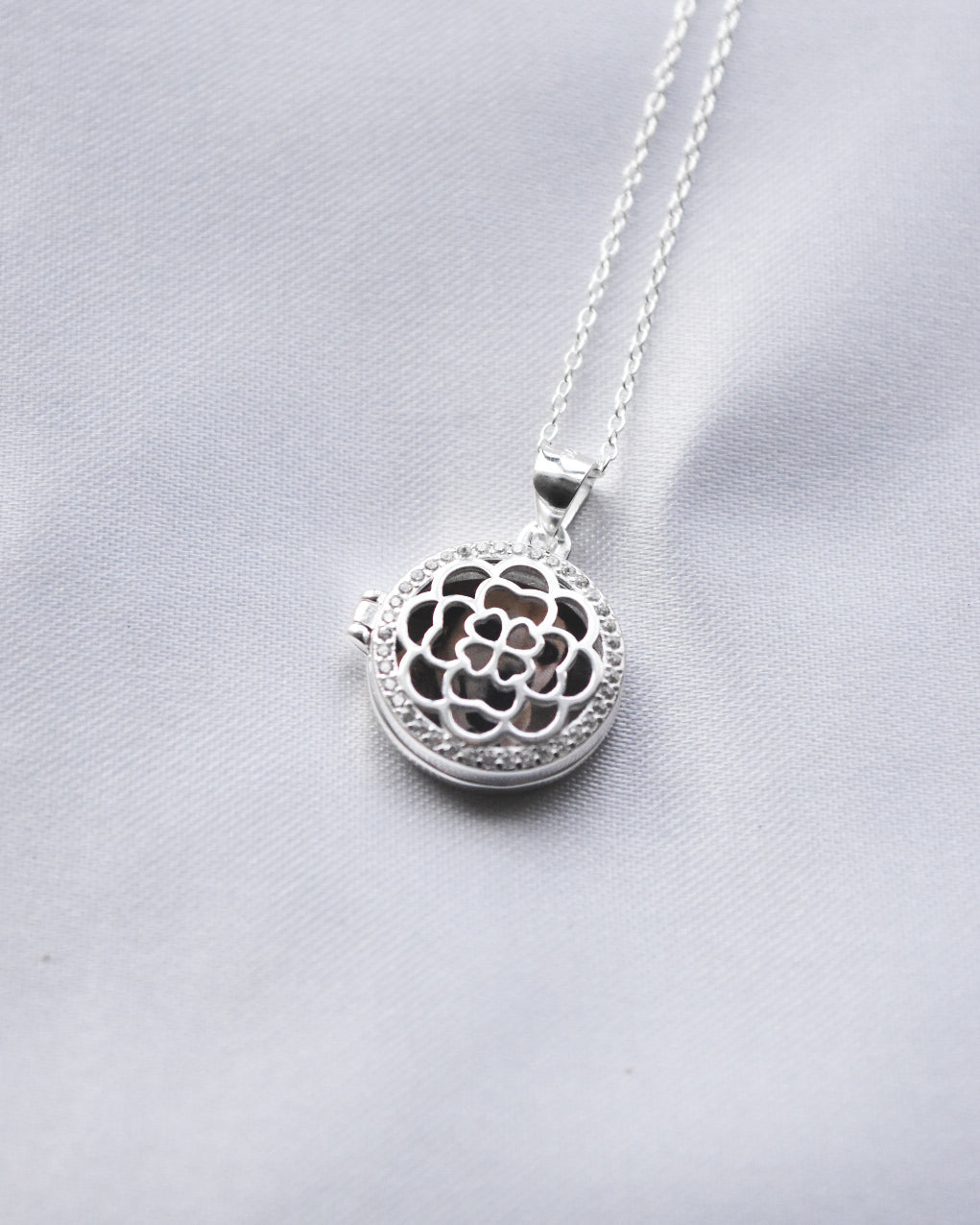Relicario Flor de Luz en Plata 925