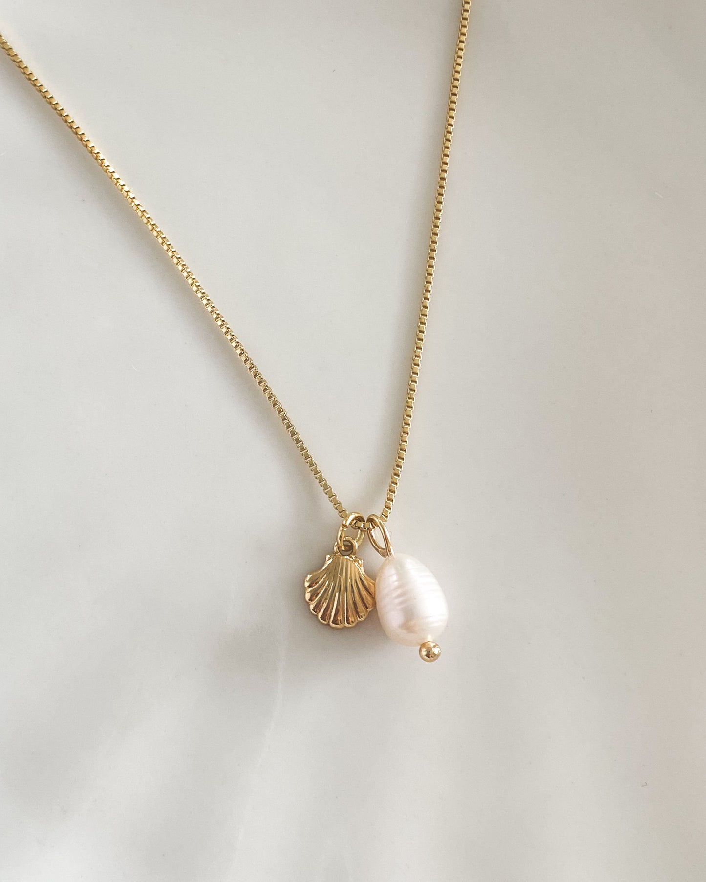 Collar "Esencia del Mar" – Perla de Río y Conchita en Baño de Oro