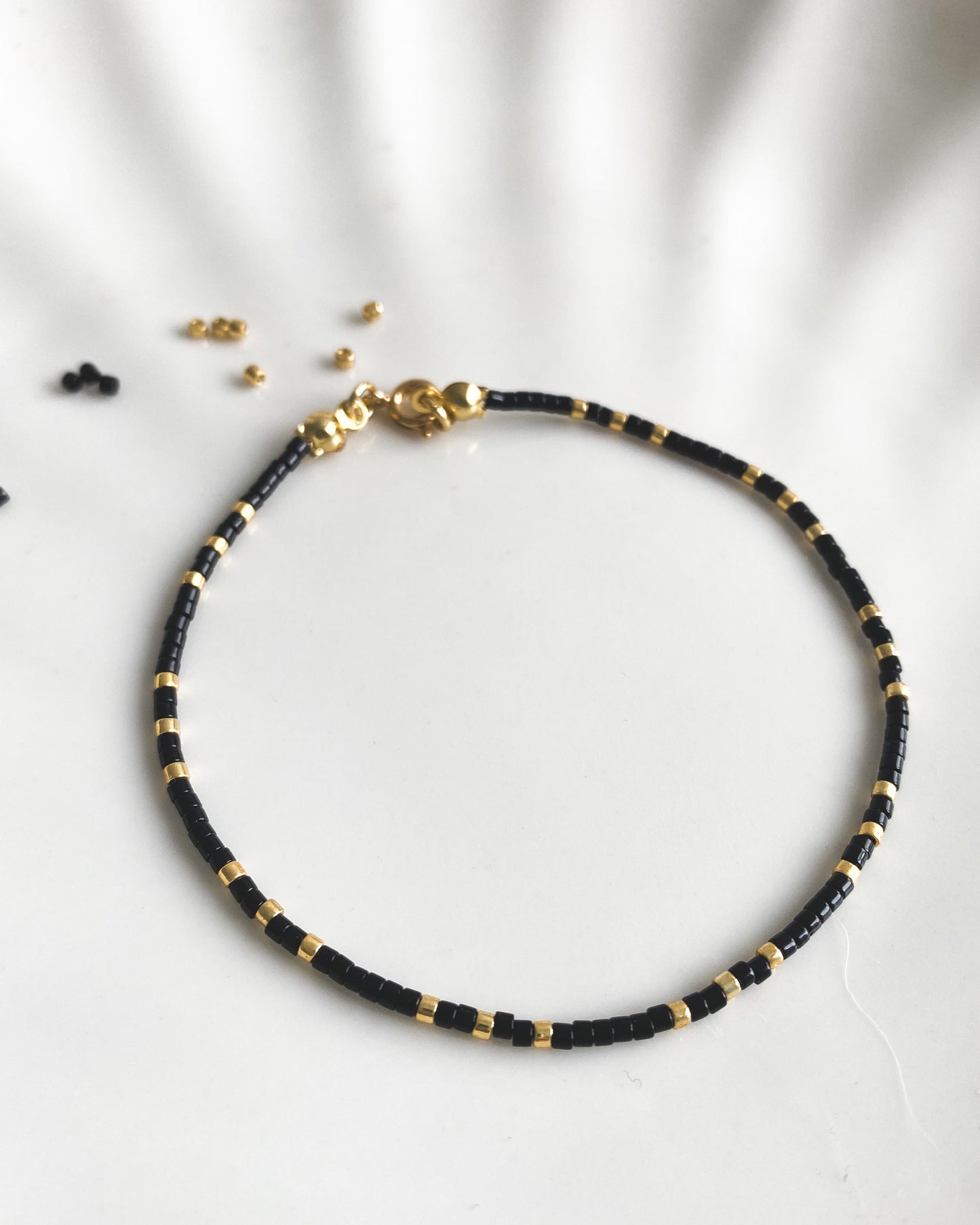 Pulsera de Miyukis Negra y Dorada – Estilo Sofisticado