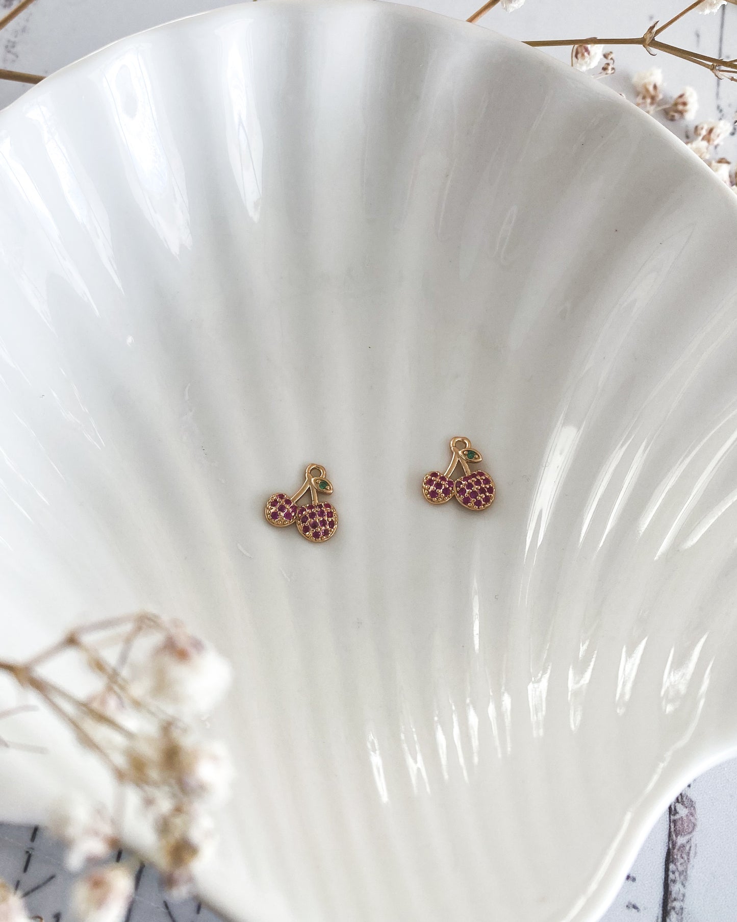 Dije de Cereza Bañado en Oro