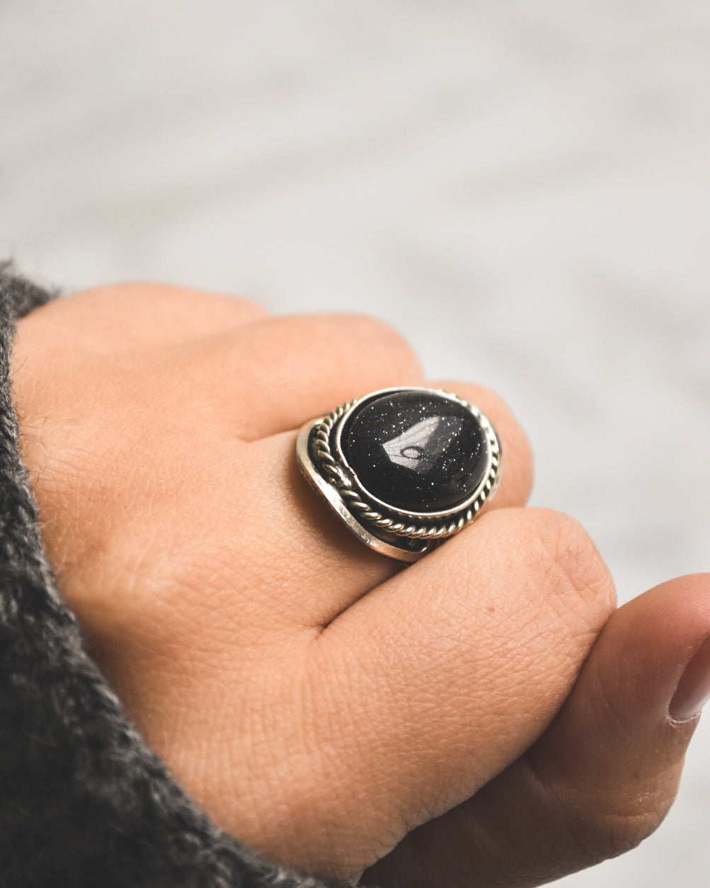 Anillo de Alpaca Ajustable con Lluvia de Estrellas – Protección y Magia Interior