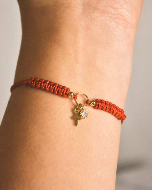 Pulsera amuleto de protección ajustable – Hilo rojo con cruz y circón baño en oro