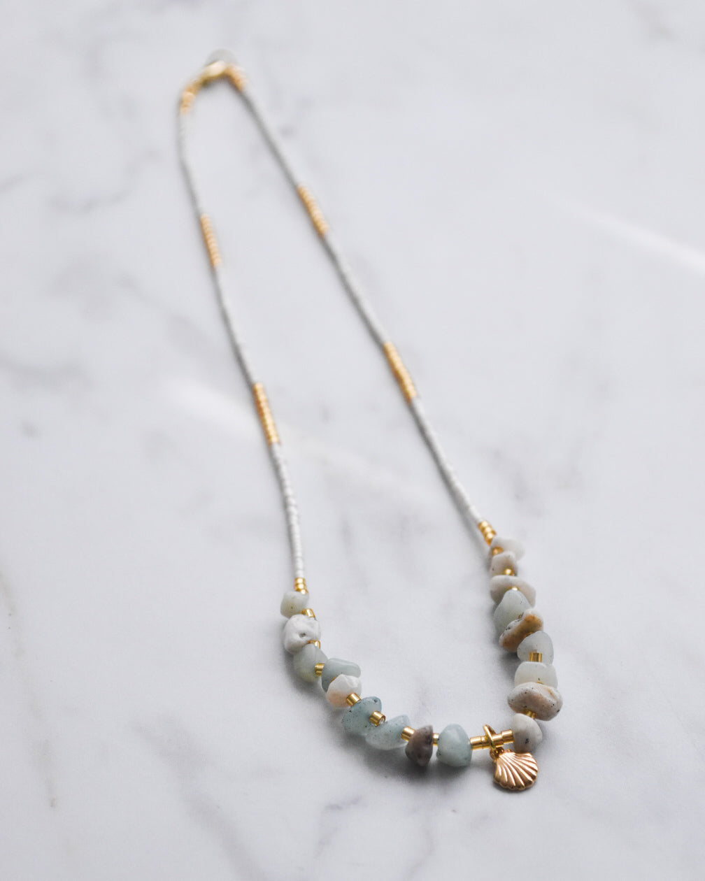 Collar Conchita Dorada – Amazonita y Mostacillas Blancas