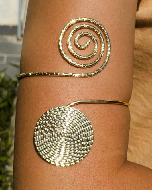 Brazalete de fantasía dorado en espiral con textura