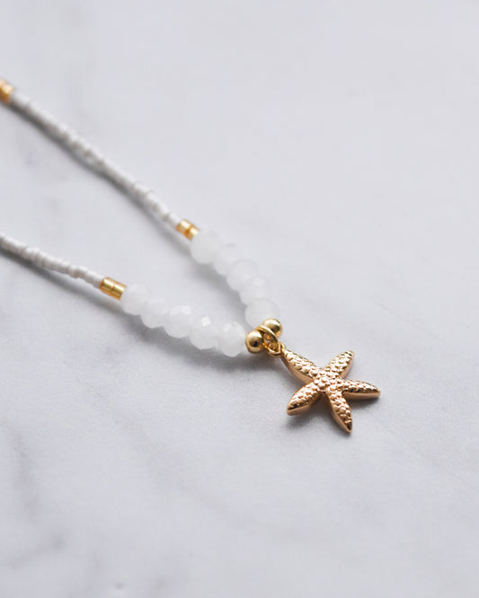 Collar Estrella de Mar Dorada – Mostacillas y Cristales Blancos