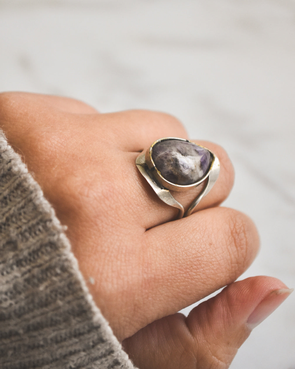 Anillo de Alpaca con Amatista – Hecho a Mano | Calma y Claridad Mental
