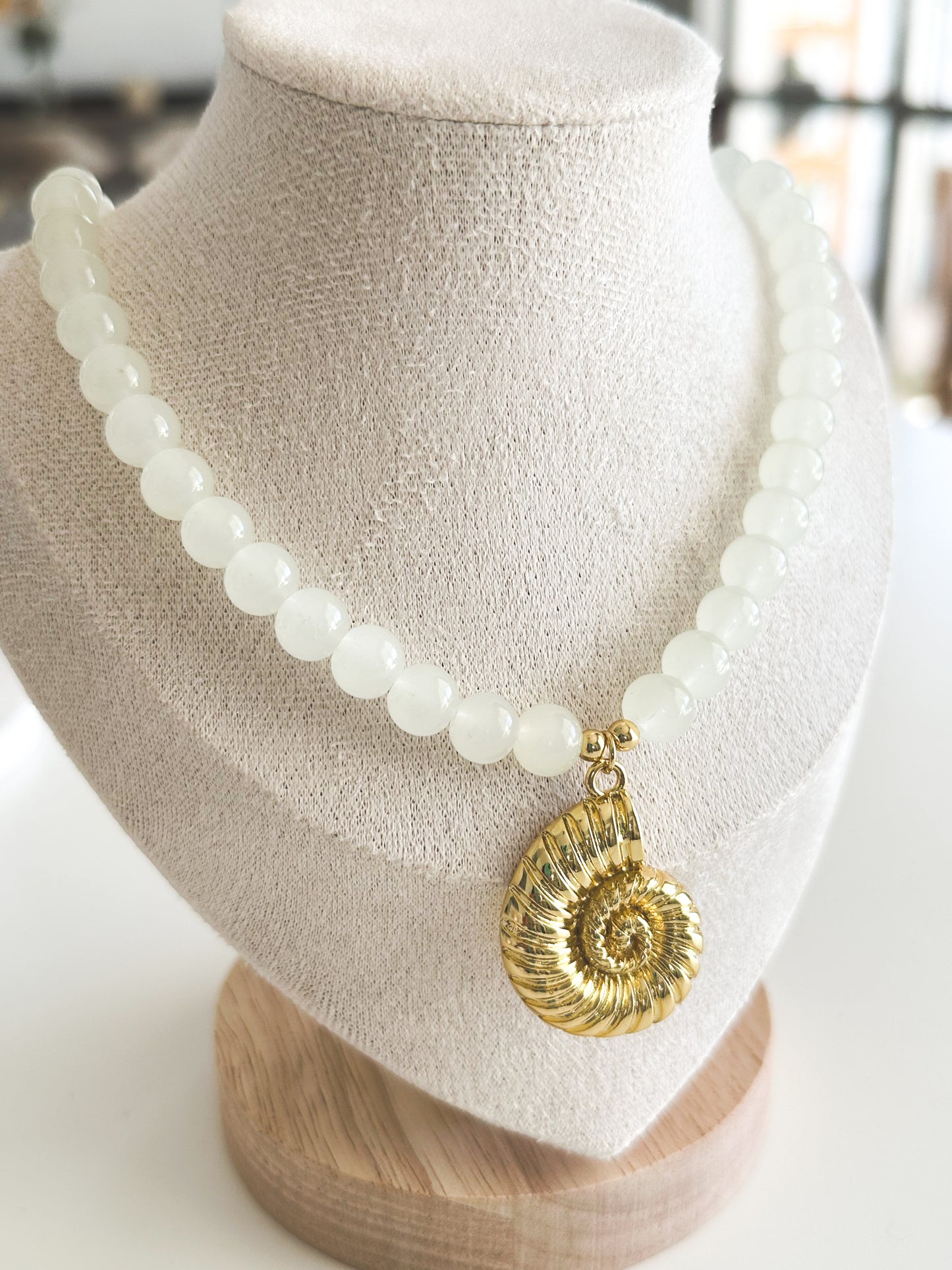 Collar Nautilus Dorado – Cuentas de Vidrio Verde Claro