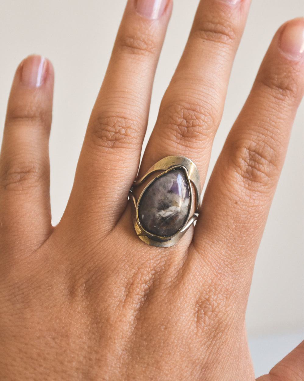 Anillo de Alpaca con Amatista – Hecho a Mano | Calma y Claridad Mental