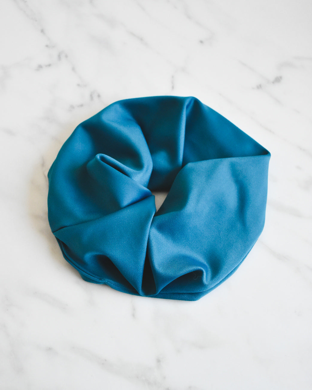 Scrunchie Azul Petróleo – Tela Suave Hecho a Mano