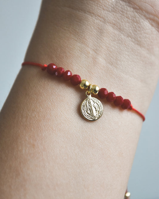 Pulsera Amuleto de San Benito con Hilo Rojo y Cristales Rojos – Protección y Fuerza Espiritual