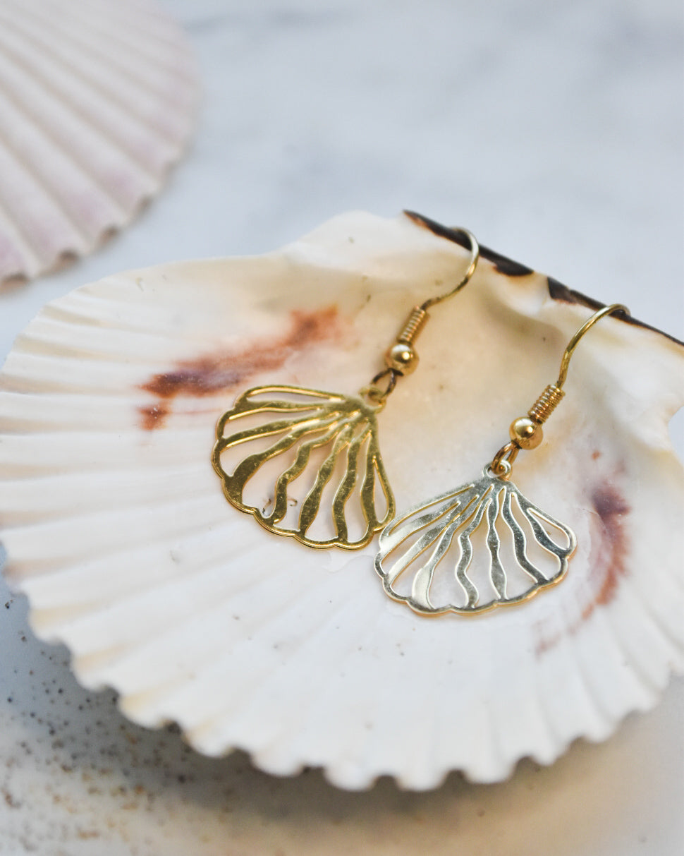 Aros Colgantes Ostra Abstracta Bañados en Oro