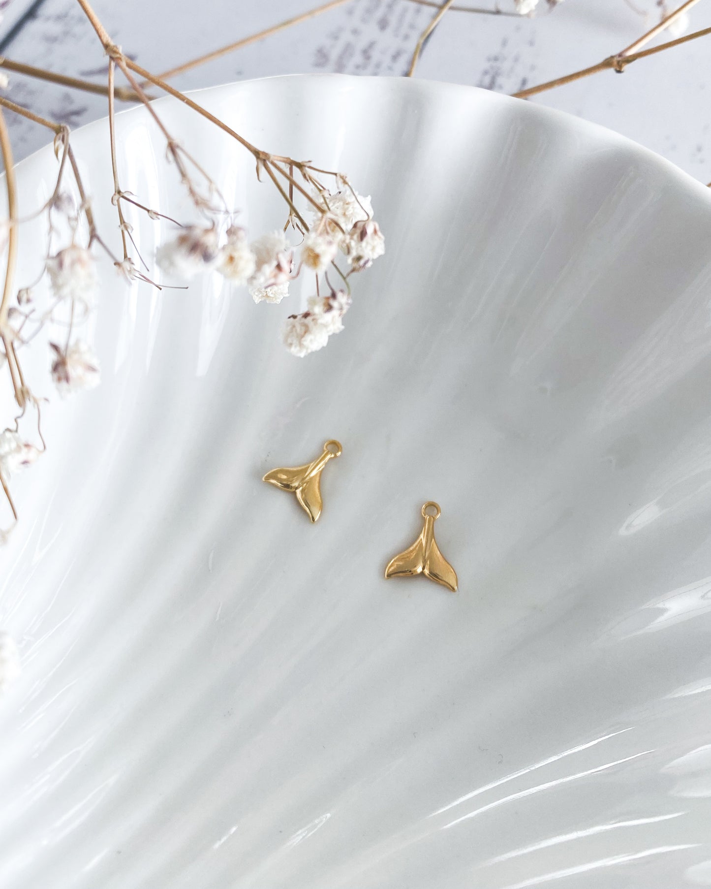 Dije de Colita de Ballena Bañado en Oro