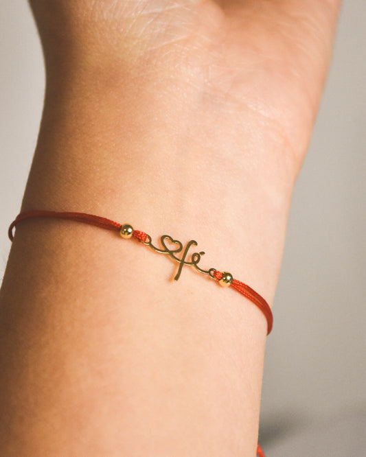 Pulsera amuleto de protección – Hilo rojo FE y corazón bañado en oro, ajustable