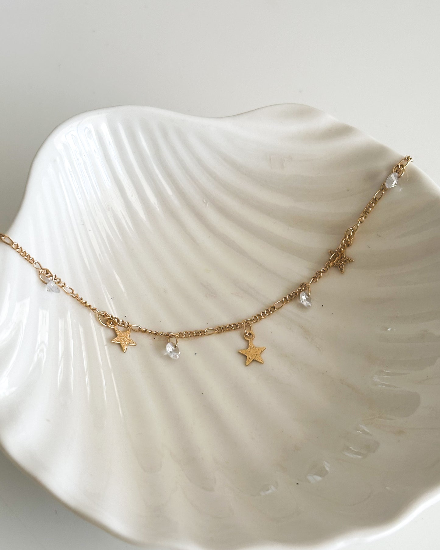 Pulsera Bañada en Oro con Dijes de Estrella y Circones