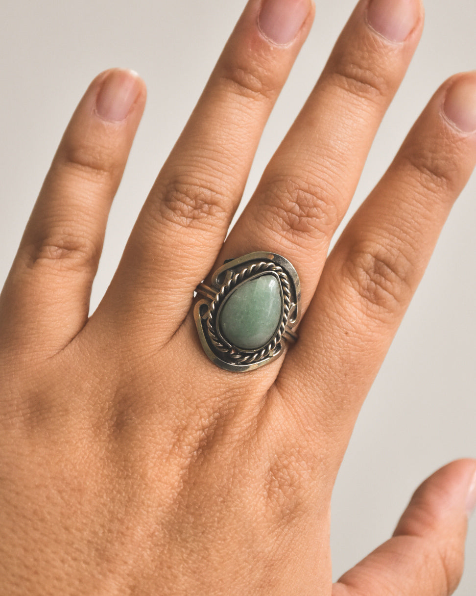 Anillo de Alpaca Ajustable con Jade Verde – Abundancia y Armonía Interior